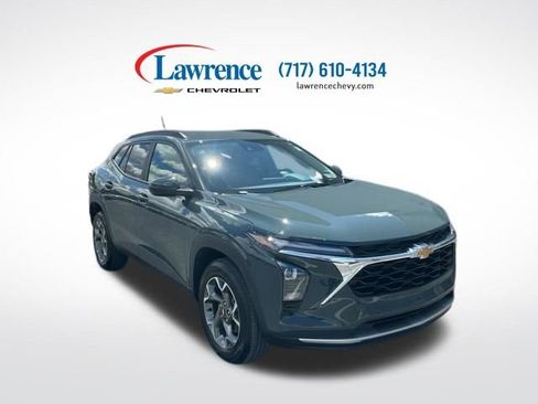 Used 2025 Chevrolet Trax LT w/ Driver Confidence Package FWD image 1