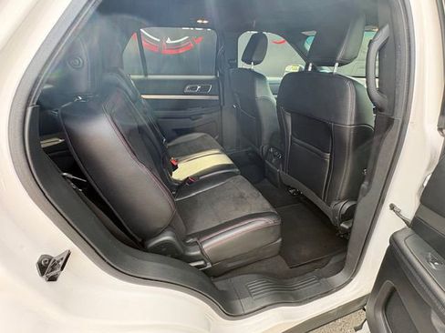 Used 2019 Ford Explorer XLT w/ Equipment Group 202A AWD/4WD image 18
