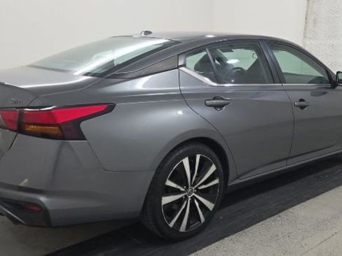 Used 2021 Nissan Altima 2.5 SR image 2