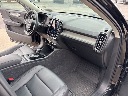 Certified 2025 Volvo XC40 B5 Core image 34