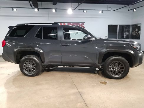 Used 2025 Toyota 4Runner SR5 AWD/4WD image 8