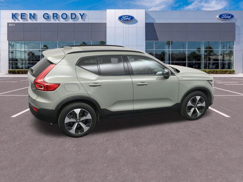 Used 2023 Volvo XC40 B5 Ultimate AWD/4WD image 12