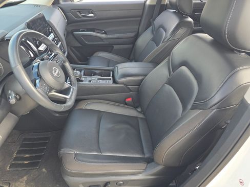 Used 2024 Nissan Pathfinder SL image 4