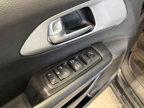 Used 2018 Chrysler Pacifica Touring-L w/ Premium Audio Group FWD image 9
