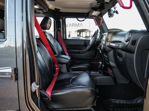 Used 2017 Jeep Wrangler Unlimited Rubicon image 32