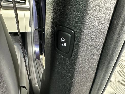 Used 2023 Kia Carnival LX FWD image 29