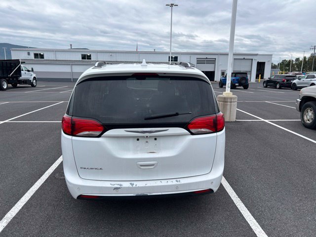 Used 2020 Chrysler Pacifica Touring-L FWD image 4
