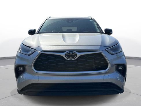 Used 2022 Toyota Highlander XLE image 3