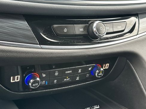 Used 2024 Buick Enclave Premium image 32