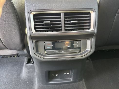 Used 2025 Volkswagen Atlas SE image 28