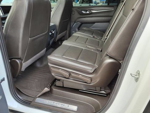 Used 2023 GMC Yukon XL Denali AWD/4WD image 3
