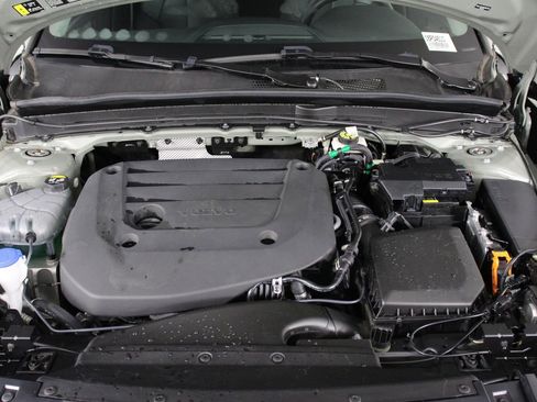 Certified 2025 Volvo XC40 B5 Core image 24