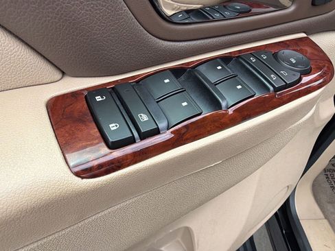 Used 2013 Chevrolet Suburban LTZ RWD image 18