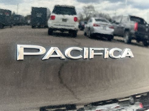 Used 2019 Chrysler Pacifica Limited w/ Tire & Wheel Group FWD image 13