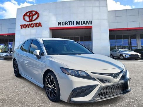 Used 2022 Toyota Camry SE image 1