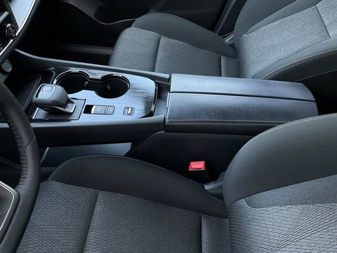 Used 2025 Nissan Rogue SV FWD image 33