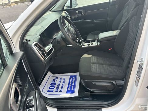 Used 2025 Kia Sorento LX FWD image 19