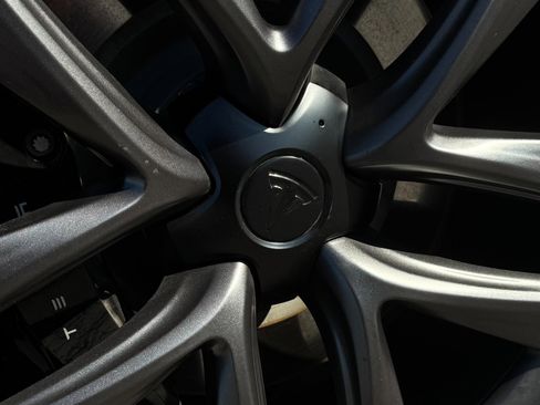 Used 2021 Tesla Model S Plaid image 13