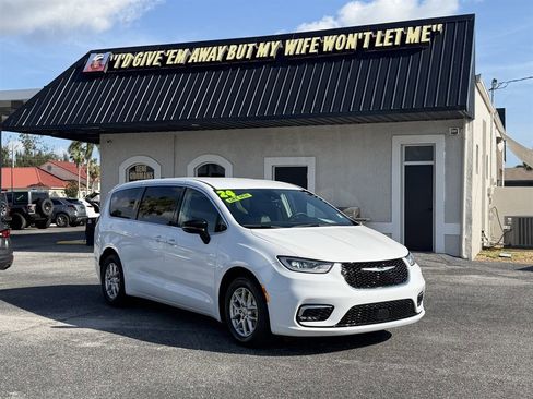 Used 2024 Chrysler Pacifica Touring-L FWD image 1