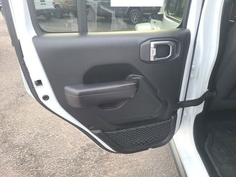 Used 2021 Jeep Gladiator Willys image 17