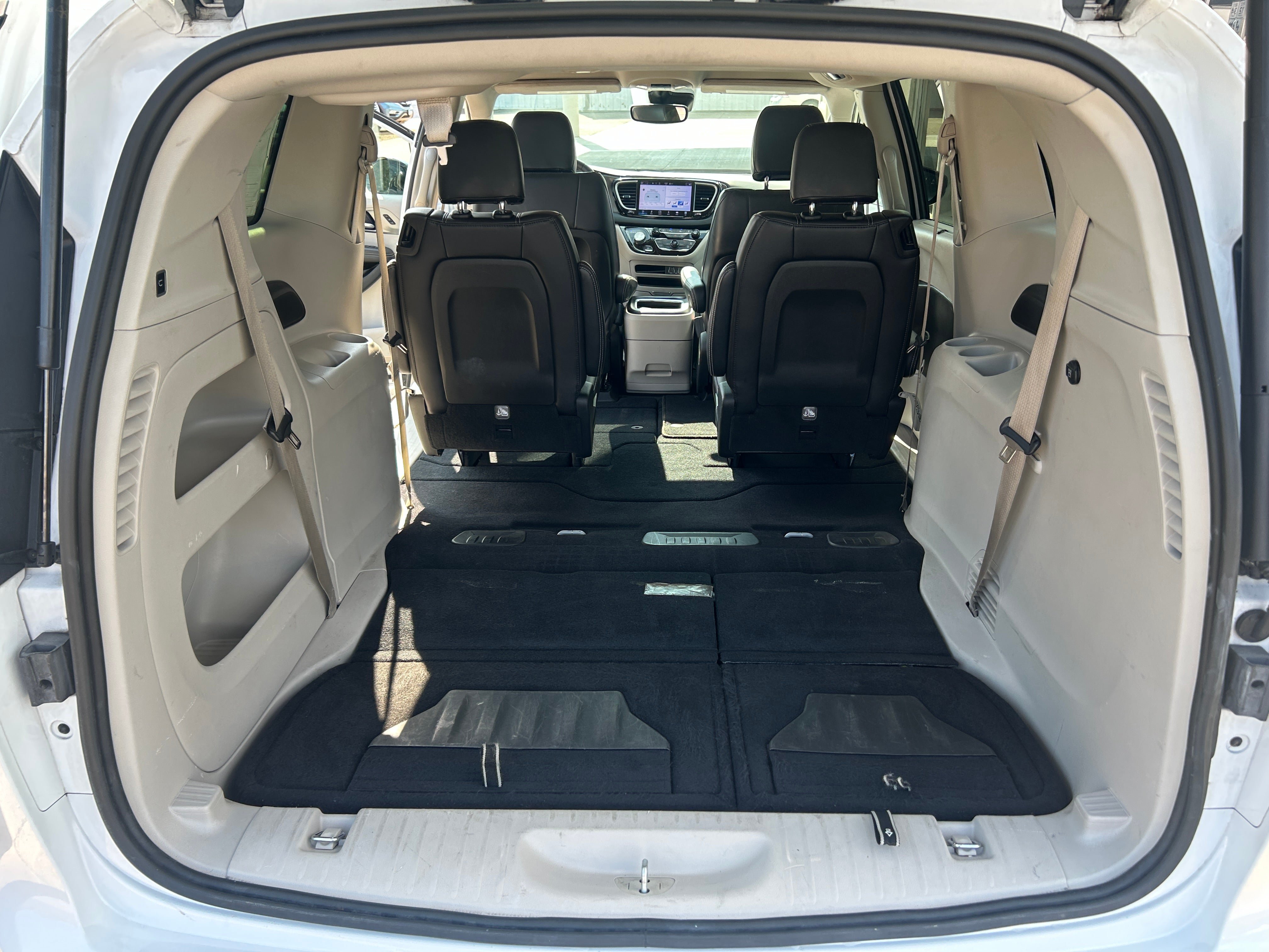 Used 2024 Chrysler Pacifica Touring-L FWD image 39
