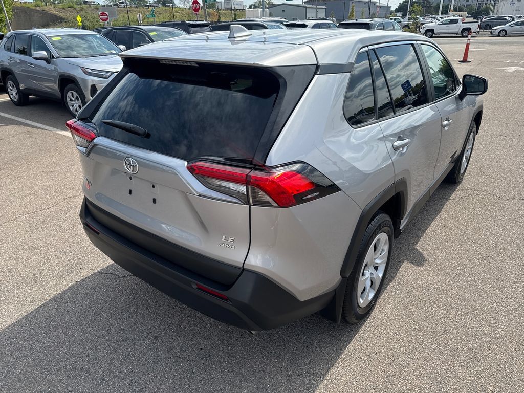 Used 2024 Toyota RAV4 LE AWD/4WD image 8
