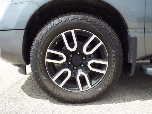 Used 2021 Nissan Titan SV w/ SV Convenience Package AWD/4WD image 9