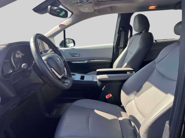 Certified 2025 Toyota Sienna XLE FWD image 20