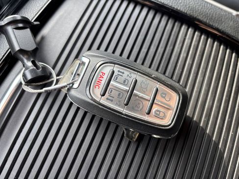 Used 2025 Chrysler Pacifica Limited image 22