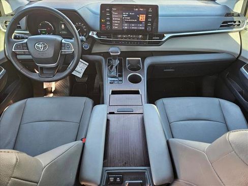 Used 2023 Toyota Sienna XLE image 19