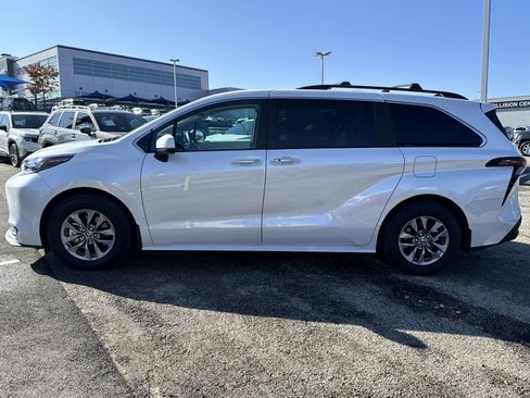 Used 2025 Toyota Sienna XLE image 6