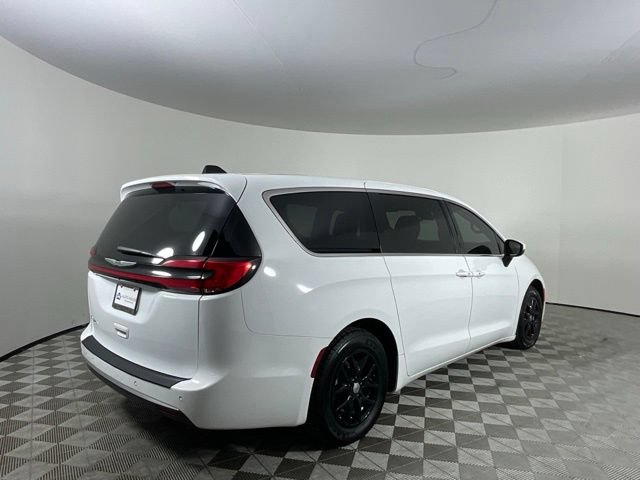 Used 2023 Chrysler Pacifica Touring-L FWD image 5