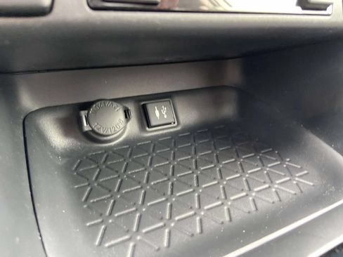 Used 2019 Toyota RAV4 XLE w/ Convenience Package FWD image 28