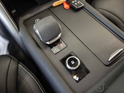 Used 2024 Land Rover Discovery S image 30