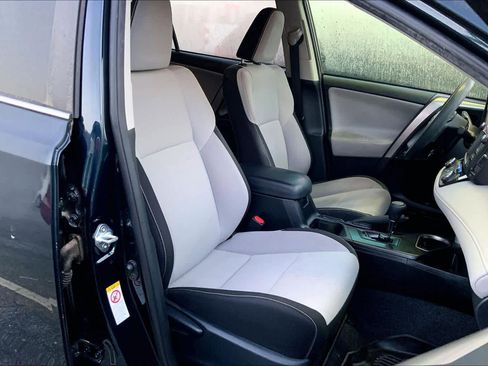 Used 2018 Toyota RAV4 LE AWD/4WD image 12