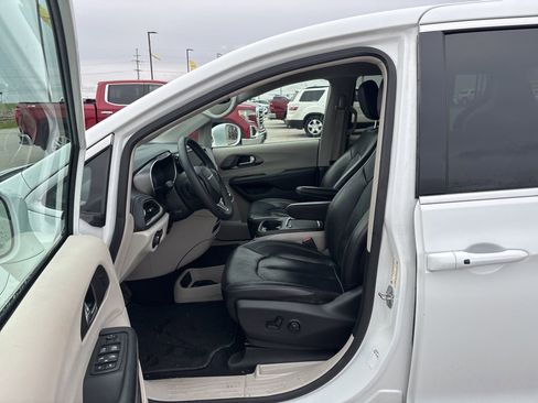 Used 2022 Chrysler Pacifica Touring-L image 36