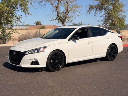 Used 2022 Nissan Altima 2.5 SR w/ Midnight Edition Package FWD image 2