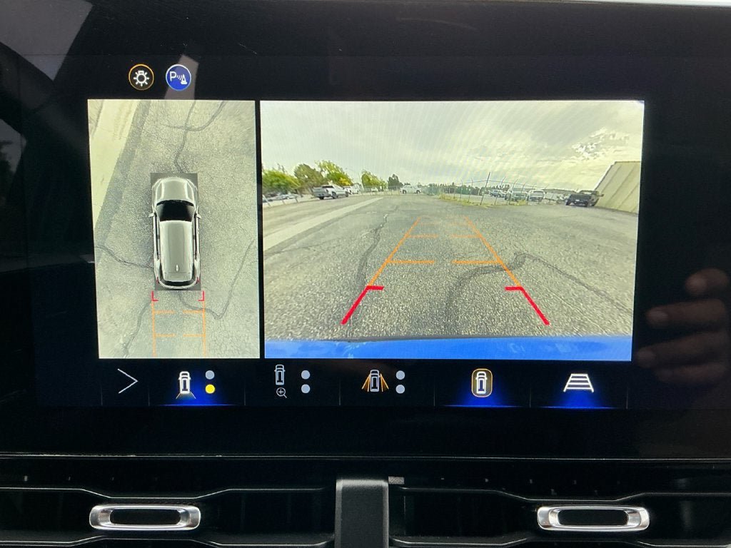 Used 2025 Chevrolet Equinox ACTIV w/ Safety and Technology Package AWD/4WD image 18