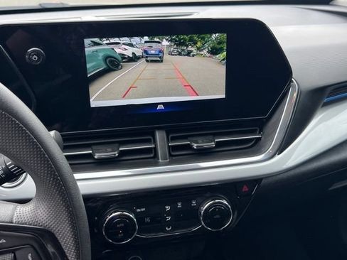 Used 2025 Chevrolet Trax LT FWD image 23