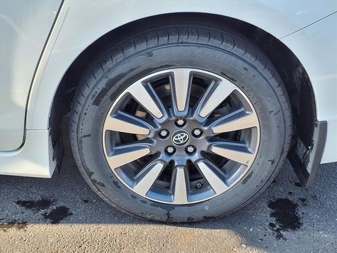 Used 2018 Toyota Sienna Limited Premium w/ Carpet Mat Package image 22