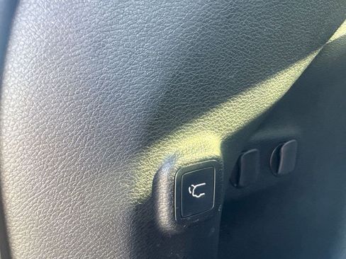 Used 2019 Jeep Cherokee Latitude Plus w/ Comfort/Convenience Group FWD image 37