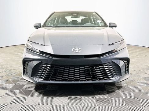 Used 2025 Toyota Camry SE image 3