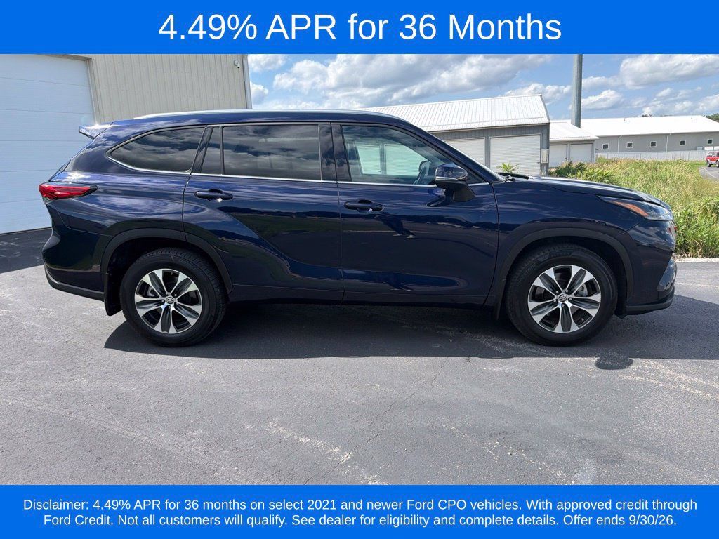 Used 2021 Toyota Highlander XLE AWD/4WD image 3