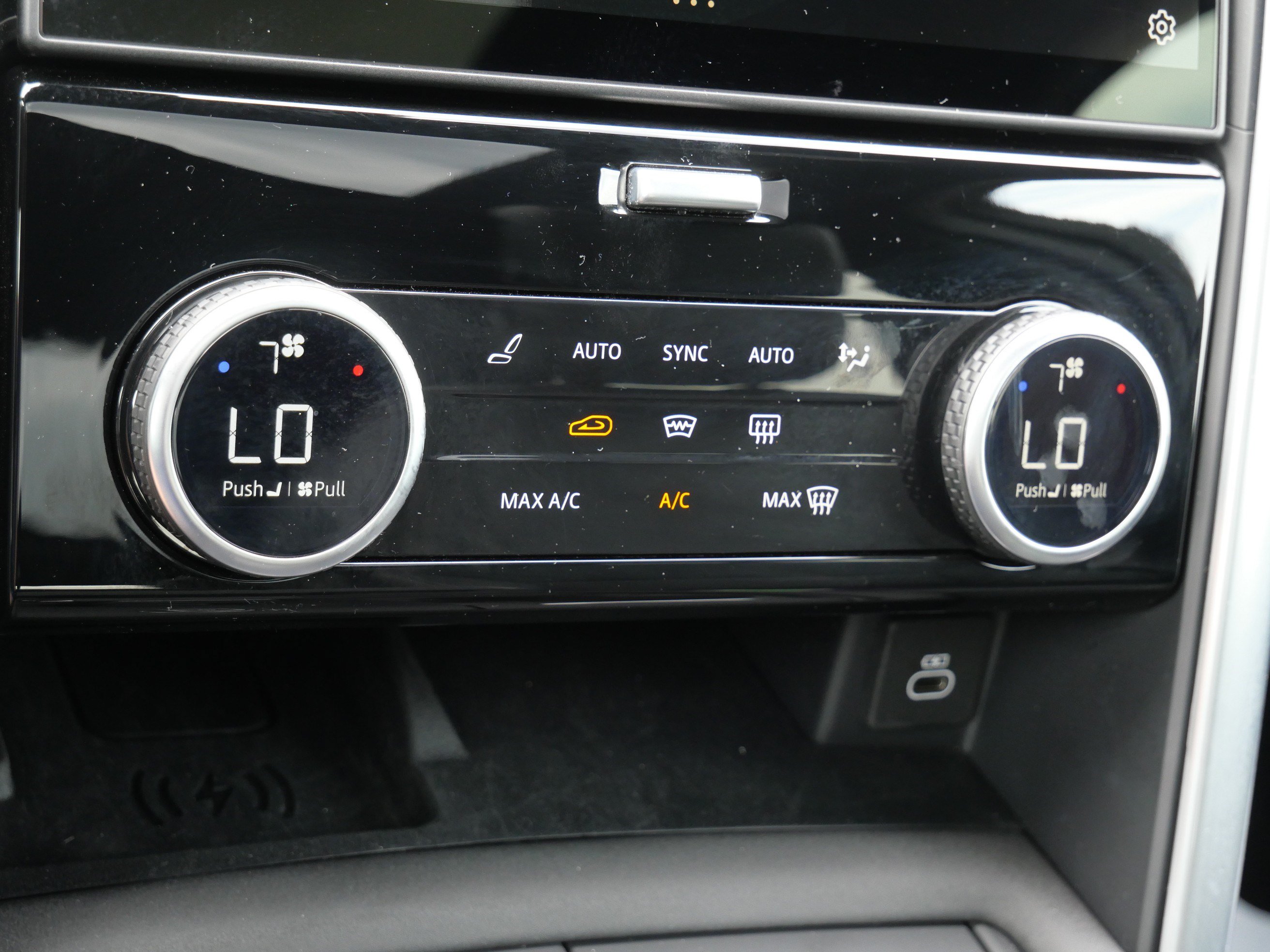 Certified 2025 Land Rover Discovery Dynamic SE AWD/4WD image 29