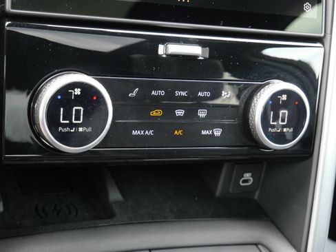 Used 2025 Land Rover Discovery Dynamic SE AWD/4WD image 29