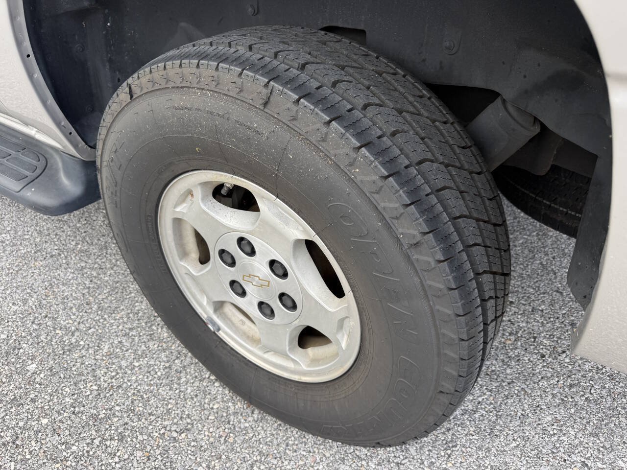 Used 2004 Chevrolet Suburban LS w/ Preferred Equipment Group RWD image 25
