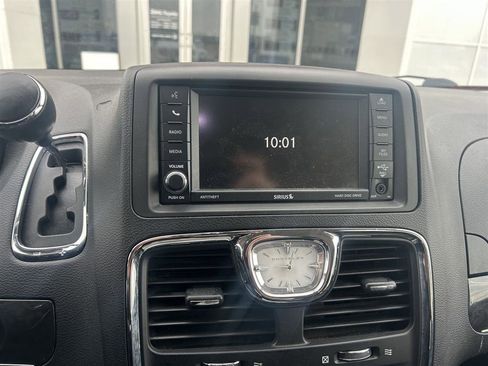 Used 2016 Chrysler Town & Country Touring-L w/ Driver Convenience Group image 7