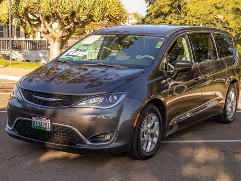 Used 2017 Chrysler Pacifica Touring Plus w/ Tire & Wheel Group image 6