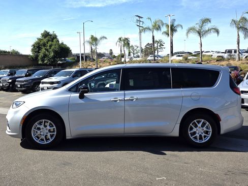 New 2026 Chrysler Pacifica Select image 2