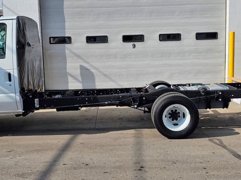 Used 2027 Ford E-450 and Econoline 450 Super Duty w/ Power Equipment Group RWD image 3